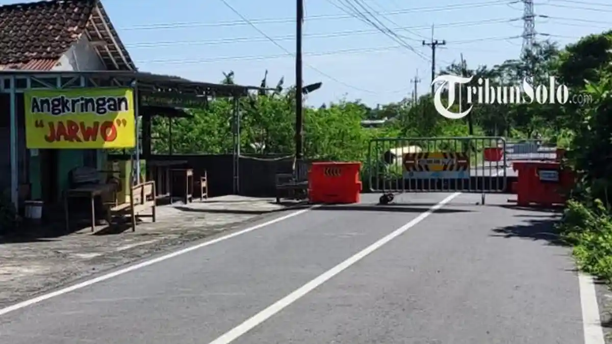 Dampak Ambrolnya Jembatan Kadirejo Klaten: Jalan Terputus, Warung Warga Sepi Pembeli 