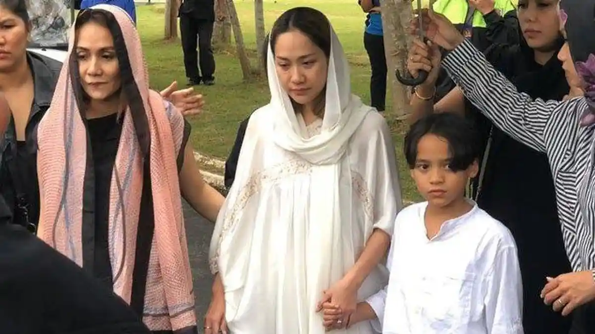 Noah Menangis Histeris di Depan Pusara Ashraf Sinclair Sang Ayah, Reaksi Bunga Citra Lestari (BCL)