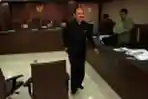 Fredrich Yunadi Mendengarkan Keterangan Saksi 
