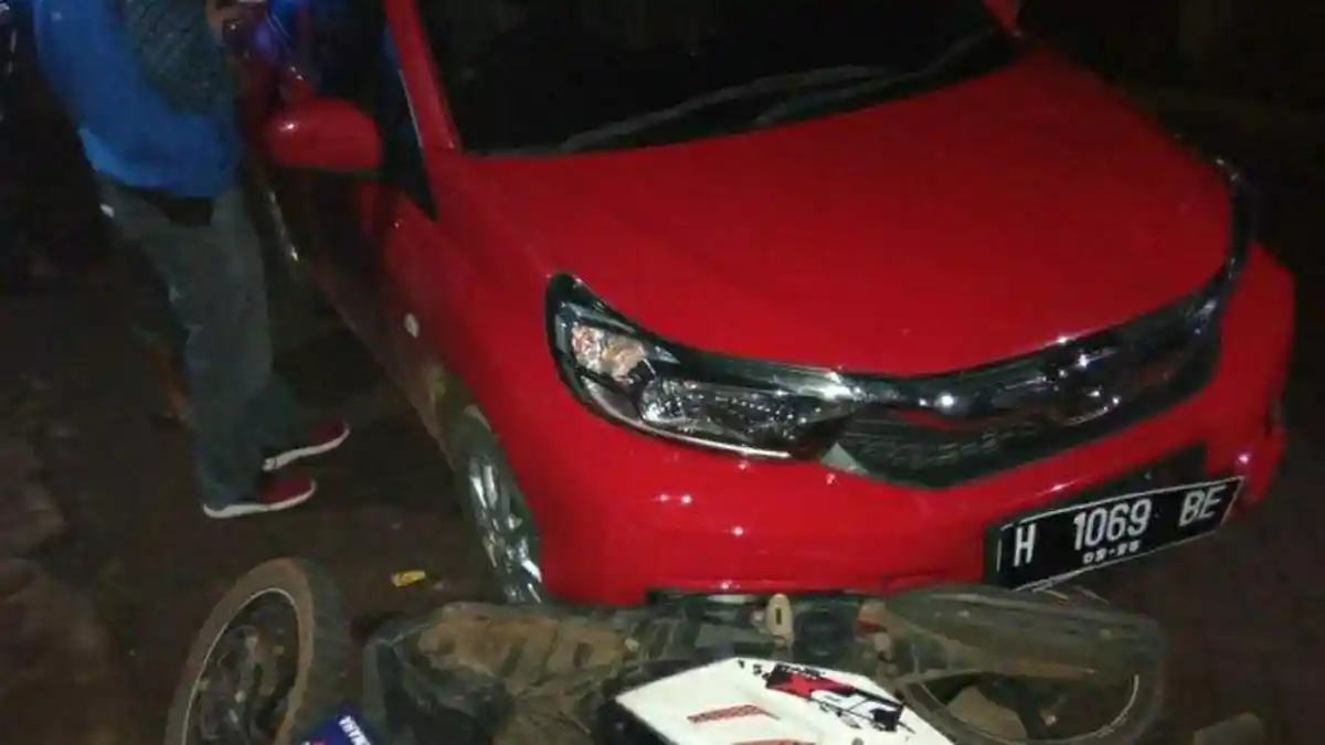 Oknum Polisi Digerebek Sedang Selingkuh di Mobil, Istri Terpelanting Nyaris Tertabrak