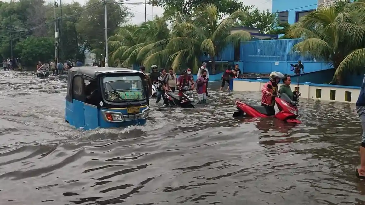 Banjir Rob Kembali Rendam Ancol, Lurah Pastikan Tidak Ada Pengungsi