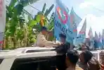 Kisah Hendro, Remaja Tuna Rungu Tembus Kerumunan Demi Serahkan Lukisan ke Prabowo