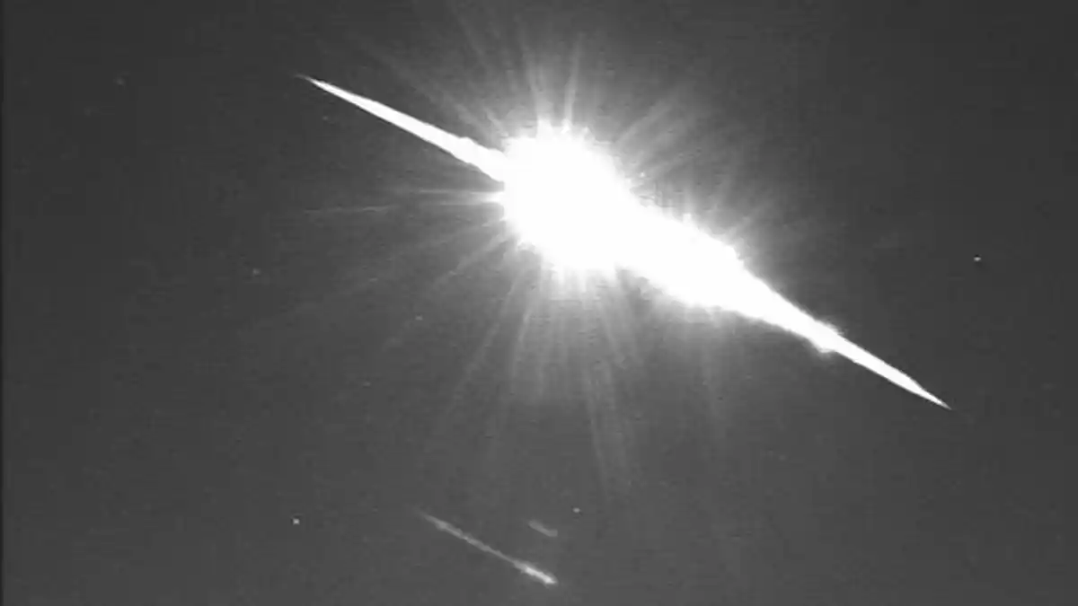 Rekaman Detik-detik Meteor Jatuh Meledak di Langit Inggris, Viral di Medsos