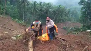 tim-sar-gabungan-evakuasi-korban-longsor-desa-kalijering-kebumen.jpg
