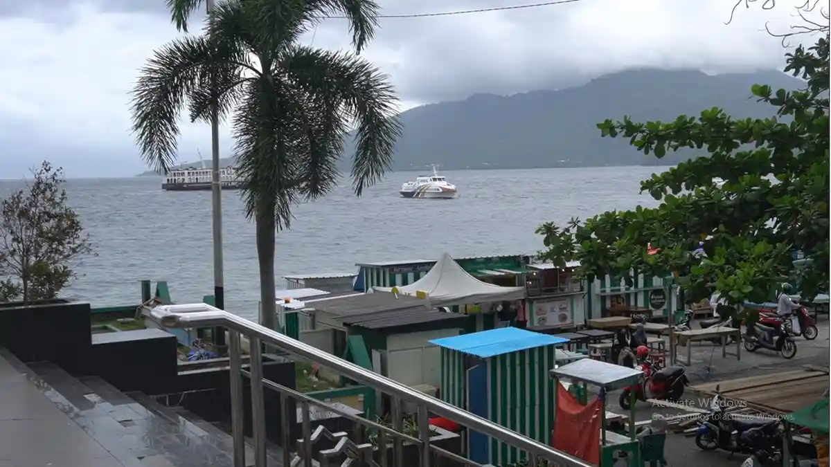 Ngabuburit Sambil Berburu Baju Lebaran di Lokasi Masjid Al-Munawwar Ternate Maluku Utara - Stand-stand-makanan-dan-minuman-disamping-Masjid-AlMunawwar-Ternate.jpg