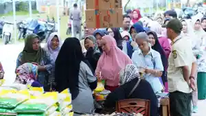 Sembako-murah-Daik-Lingga-diserbu-puluhan-warga.jpg