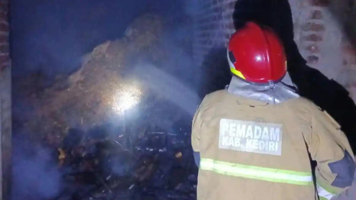 Pabrik Kerupuk di Tarokan Kediri Terbakar Dini Hari, Kerugian Ditaksir Rp 25 Juta