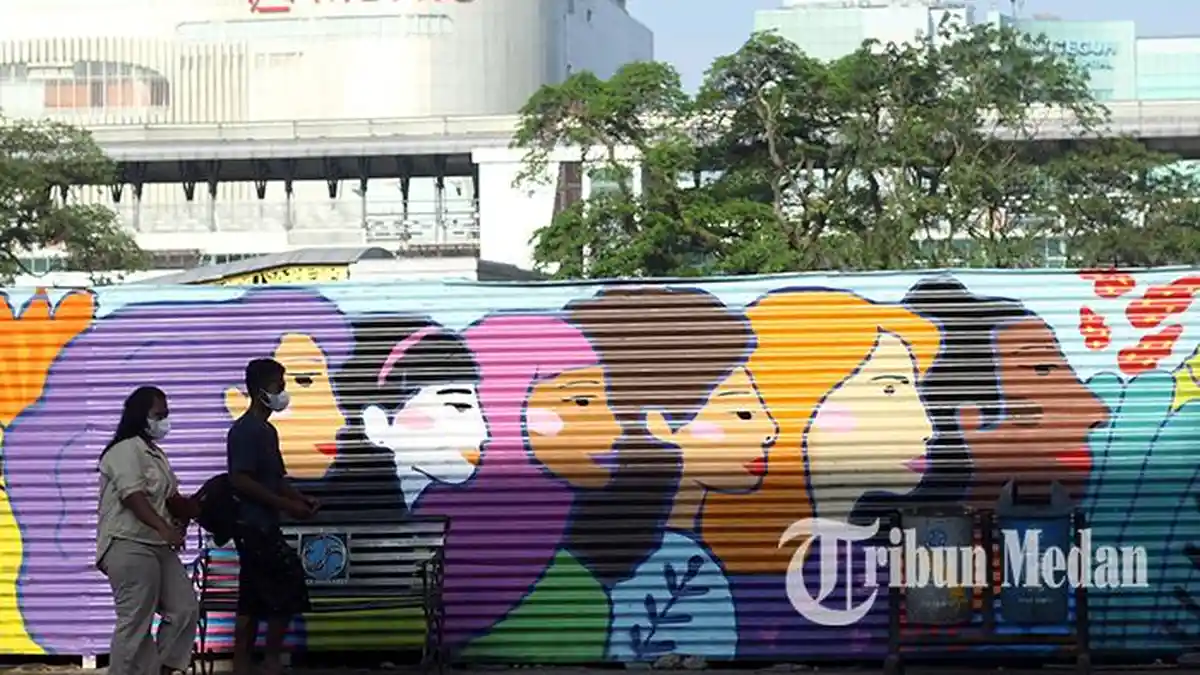 Berita Foto: Daya Tarik Seni Mural Hiasi Pagar Proyek Revitalisasi Lapangan Merdeka Medan - 28022023_DAYA_TARIK_SENI_MURAL_DANIL_SIREGAR_1jpg.jpg