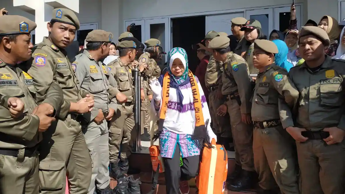 Isak Tangis Warnai Pemberangkatan Jamaah Calon Haji Bulungan