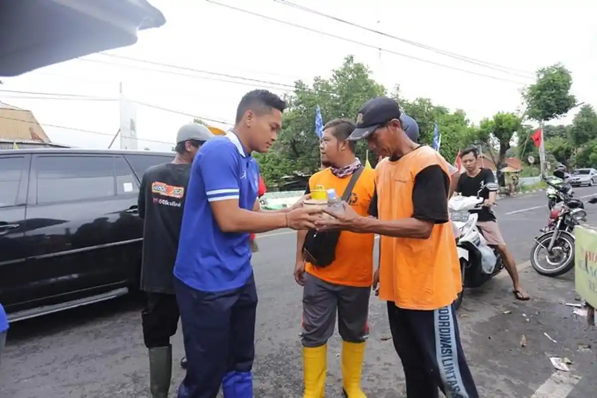 Libur Latihan, Pemain PSIM Yogyakarta Bagi-bagi Nasi Bungkus Melalui Program Jumat Berkah