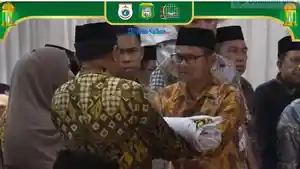Bupati-Pasangkayu-Yaumil-menyerahkan-bendera-MTQ-kepada-Kepala-Kemenag-Mamasa.jpg