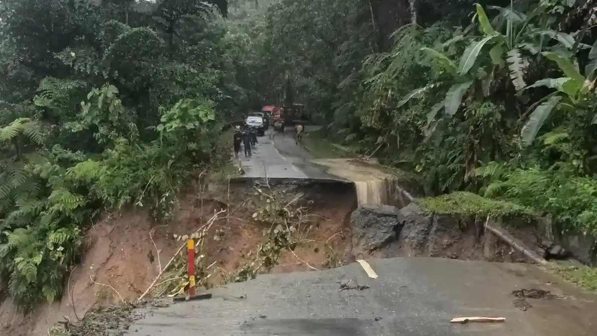 Ruas Jalan Lintas Masohi - Wahai Putus Total