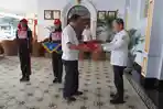 adang-Somantri-kanan-menerima-duplikat-bendera-pusaka.jpg