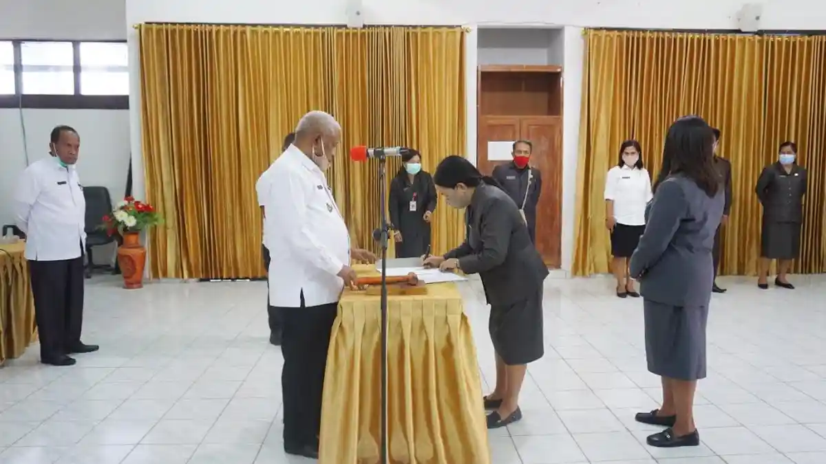 Wabup Ose Luan Lantik Kadis Dukcapil, Begini Pesannya