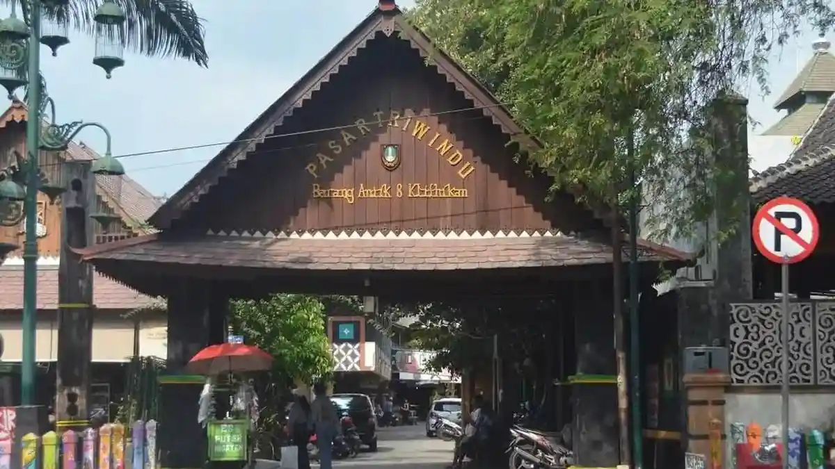 Wisata Sejarah di Solo : Pasar Triwindu Punya Koleksi Barang Antik dan Spot Instagramable