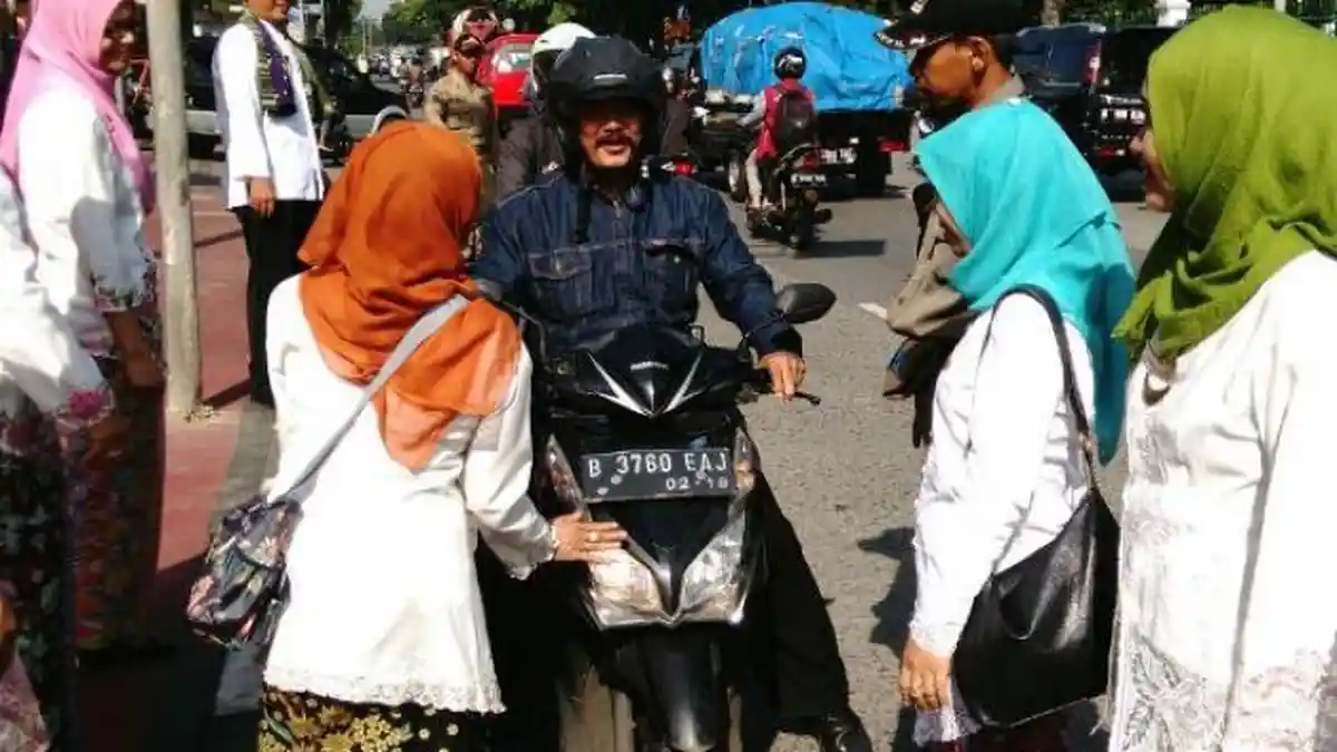 Dengan Pakaian Adat Betawi, Petugas Pemkot Jaksel Halau Pelawan Arus