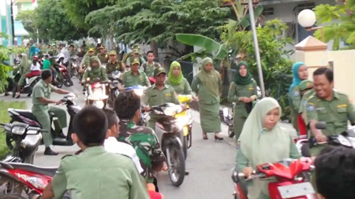 Bupati Imbau Pegawai Pakai Helm Saat Naik Motor. ASN: Emang Mau Ada Razia Ya?