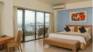 pemandangan-pantai-labuan-bajo-bisa-dilihat-dari-dalam-salah-satu-kamar-bintang-flores-hotel.jpg