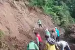 Tanah-longsor-yang-menutup-jalan-menuju-Pura-Arjuno-Desa-Tulungrejo-Kecamatan-Bumiaji-Batu.jpg