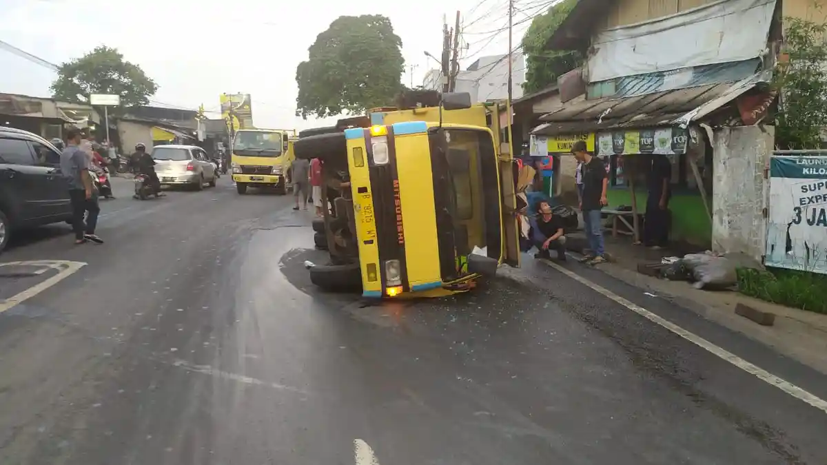 Kelebihan Muatan Bawa Mesin Pabrik, Mobil Truk Terguling di Bojongsari