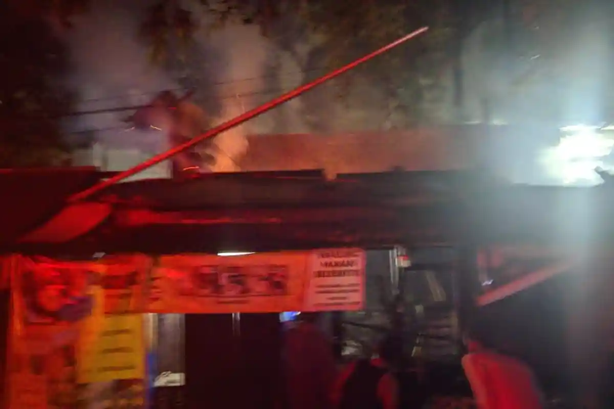 Warga Terbangun Dengar Suara Mirip Mercon saat Warung Makan Selebritis di Semarang Terbakar