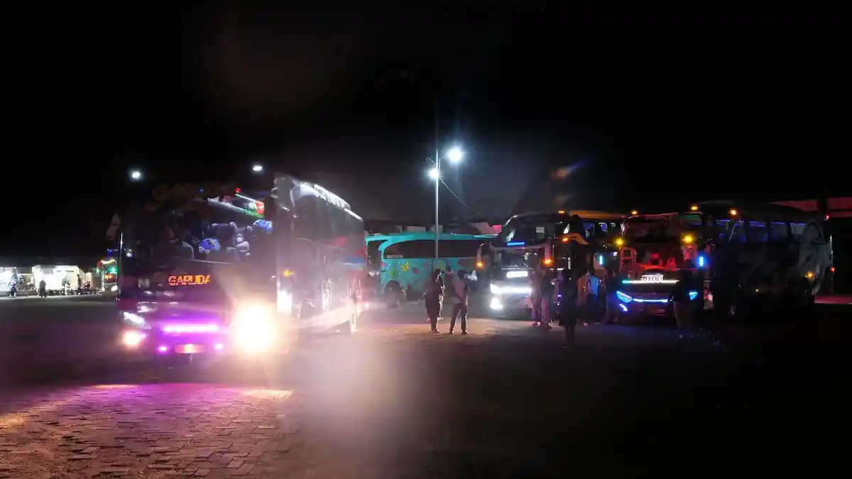 Foto: Pemudik Mulai Padati Terminal Daya Makassar - Pemudik-saat-berada-di-Terminal-Regional-Daya-TRD-Makassar-Selasa-1942022-2.jpg
