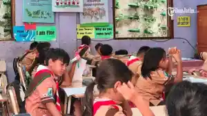 Berbagai-kosakata-dan-kalimat-sapaan-dalam-Bahasa-Inggris-ditempel-di-ruang-kelas.jpg