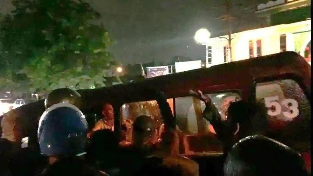 Sopir Mabuk, Angkot 53 Tabrak 3 Motor Seorang Dilarikan ke Rumah Sakit