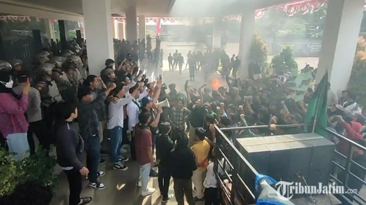 Tolak Revisi UU Pilkada, Massa Terobos Barikade Polisi, Asap Hitam Selimuti Gedung DPRD Bangkalan