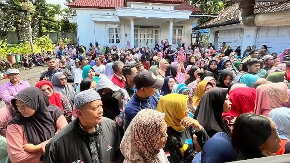 Warga Wonosobo Rela Antri Sembako Sejak Pagi dalam Gerakan Pasar Murah Jelang Idulfitri