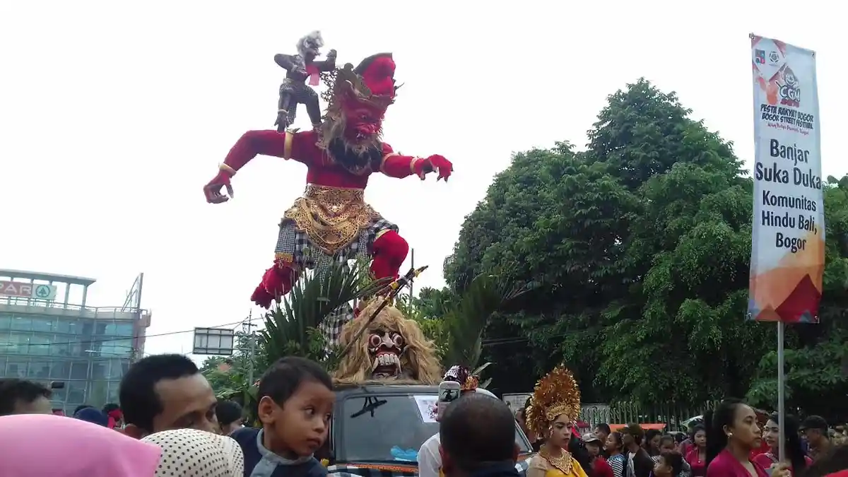 Gadis Bali dan Kera Merah Ini Jadi Rebutan Warga untuk Berfoto