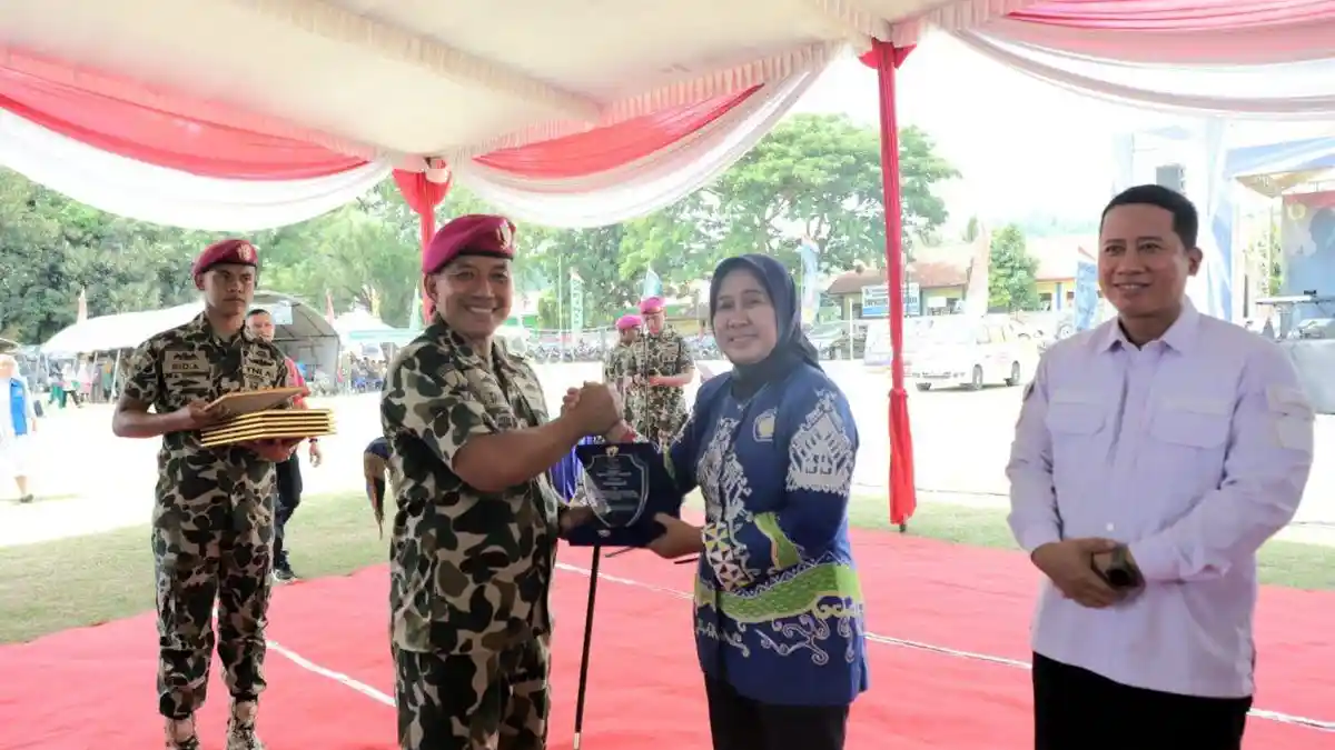 Unila Dukung Baksos Korps Marinir, Rektor Terima Penghargaan