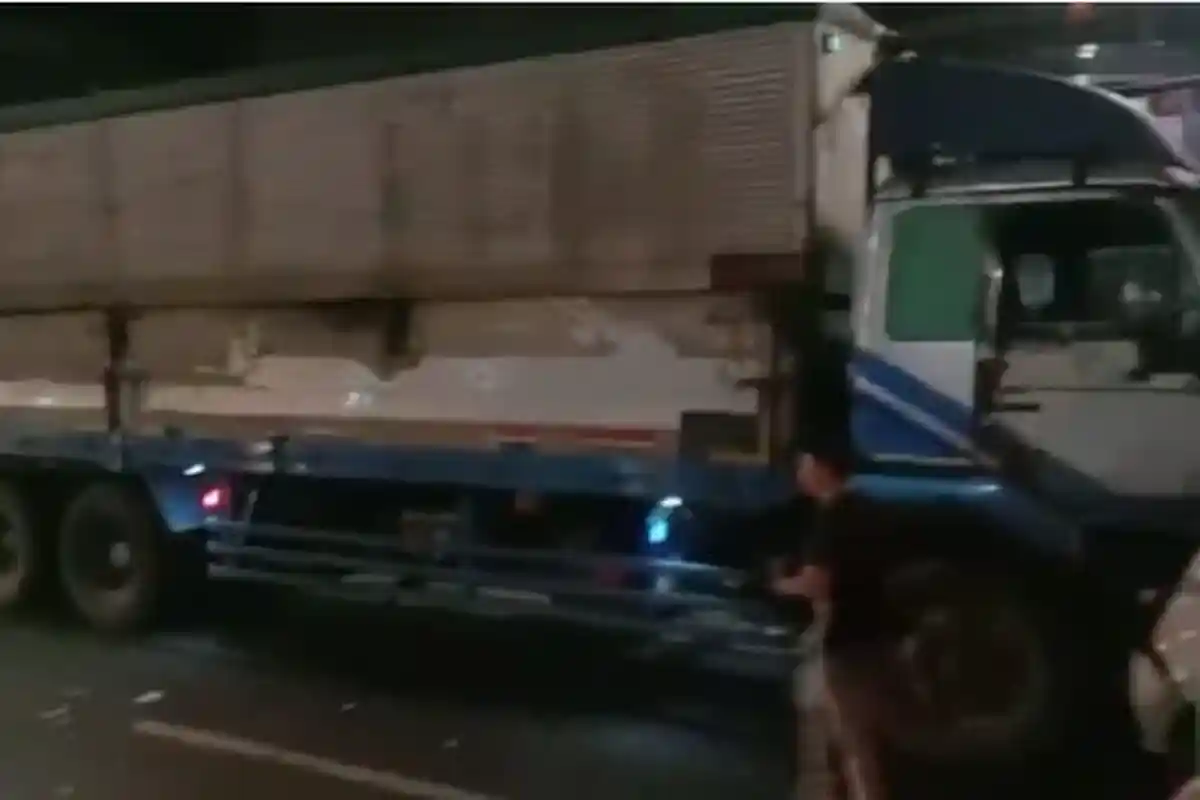 Kecelakaan Beruntun di Ciputat, Truk Tronton Rem Blong Tabrak 9 Pengendara