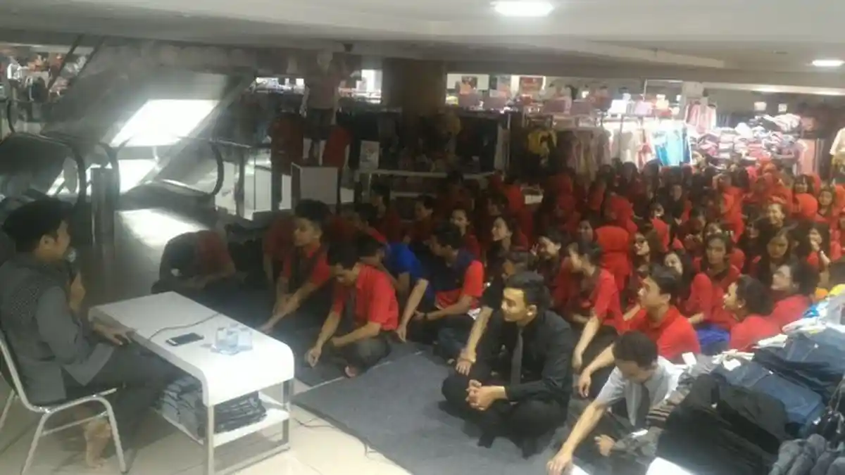 Kamu Bakal Kaget, Manajer dan Karyawan Sebuah Perusahaan Lakukan Ini Seminggu Sekali Sebelum Kerja