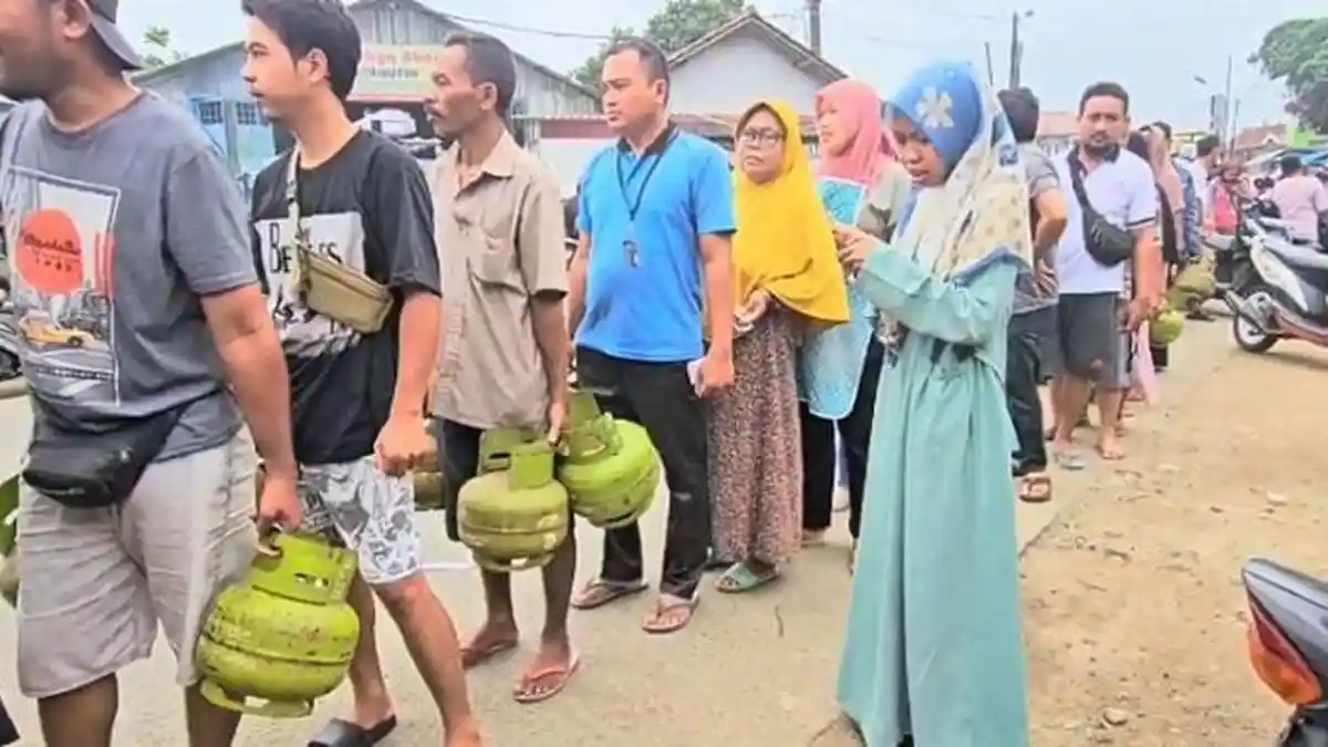 Warga Tigaraksa Mengular di Pangkalan Imbas Pembatasan Elpiji 3 Kg, Sempat Diwarnai Kekisruhan