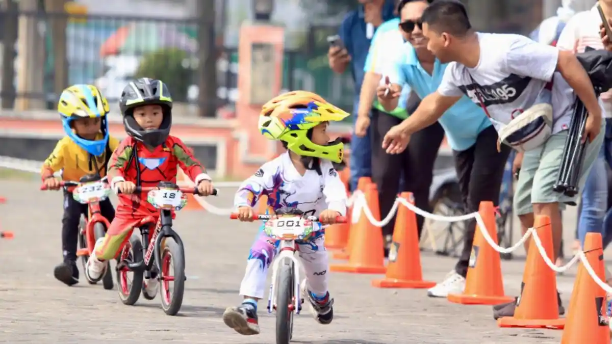 Lucunya Ratusan Anak Adu Kecepatan Dalam Suropati Push Bike Race 2024 ...
