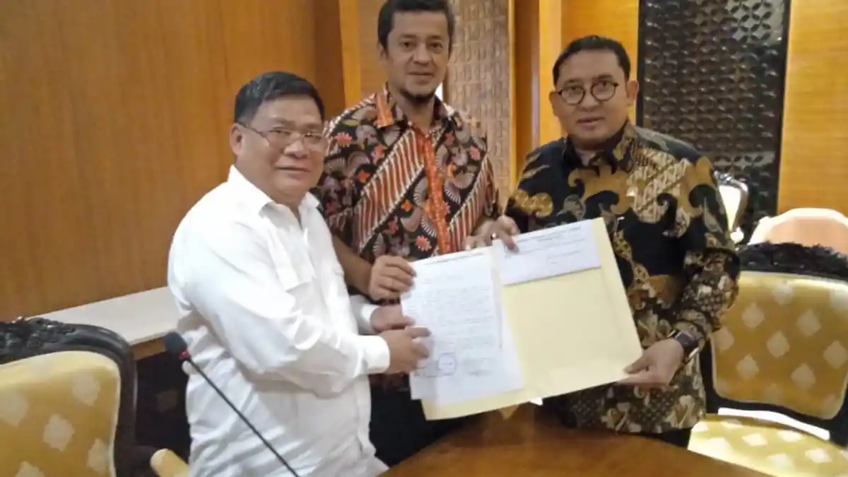 DPRD Riau Serahkan Petisi Mahasiswa UIR ke Presiden dan DPR RI
