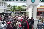 Ratusan-pedagang-dan-mahasiswa-yang-tergabung-dalam-Aliansi-Mahasiswa-dan-Forum1.jpg