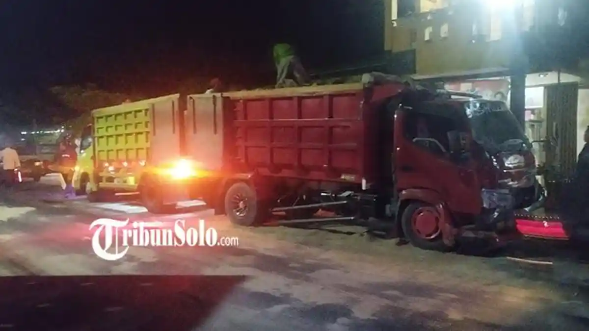 2 Truk Terlibat Kecelakaan di Tulung Klaten, 1 Truk Sempat Terguling Hingga Tutup Akses Jalan