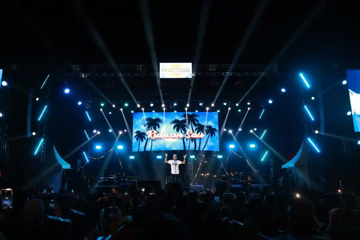 Panggung F8 Makassar Pecah, Pengunjung Nikmati Malam Bareng Ridwan Sau