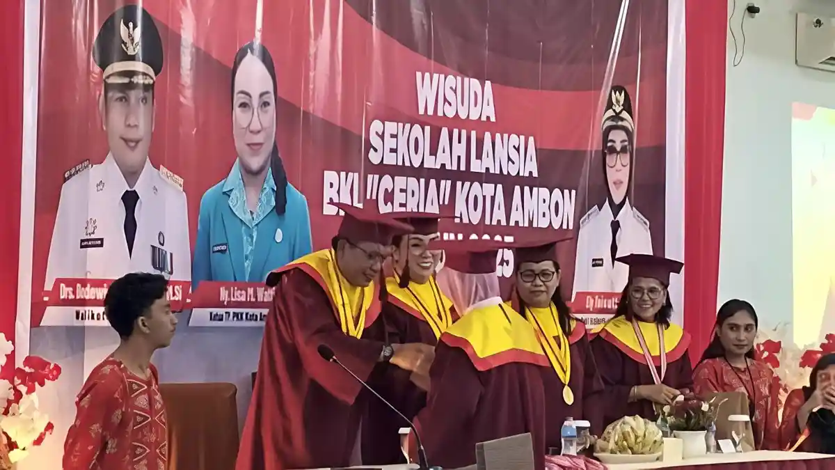 34 Lansia BKL Ceria Ambon Wisuda, Wali Kota: Pendidikan Adalah Perjalanan Seumur Hidup