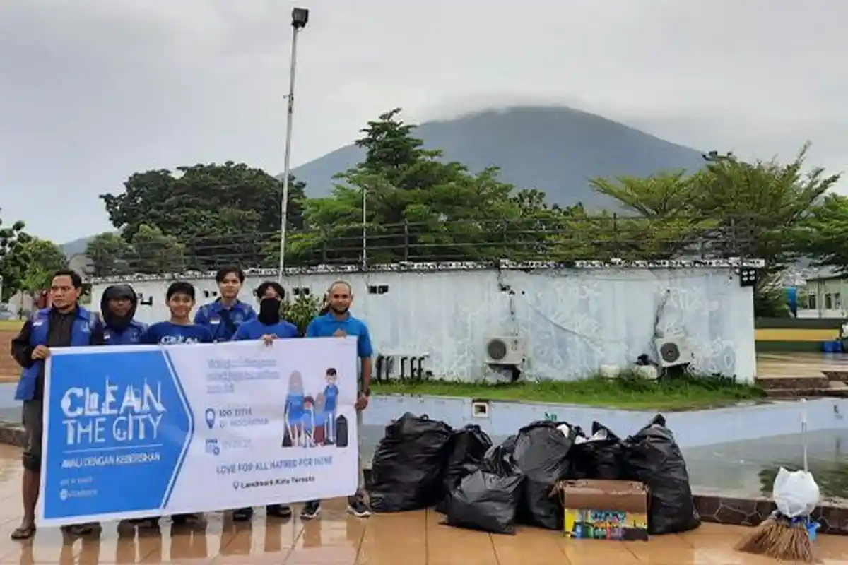 Relawan Clean The City Ternate Pulihkan Land Mark dari Sampah Malam Tahun Baru 2025