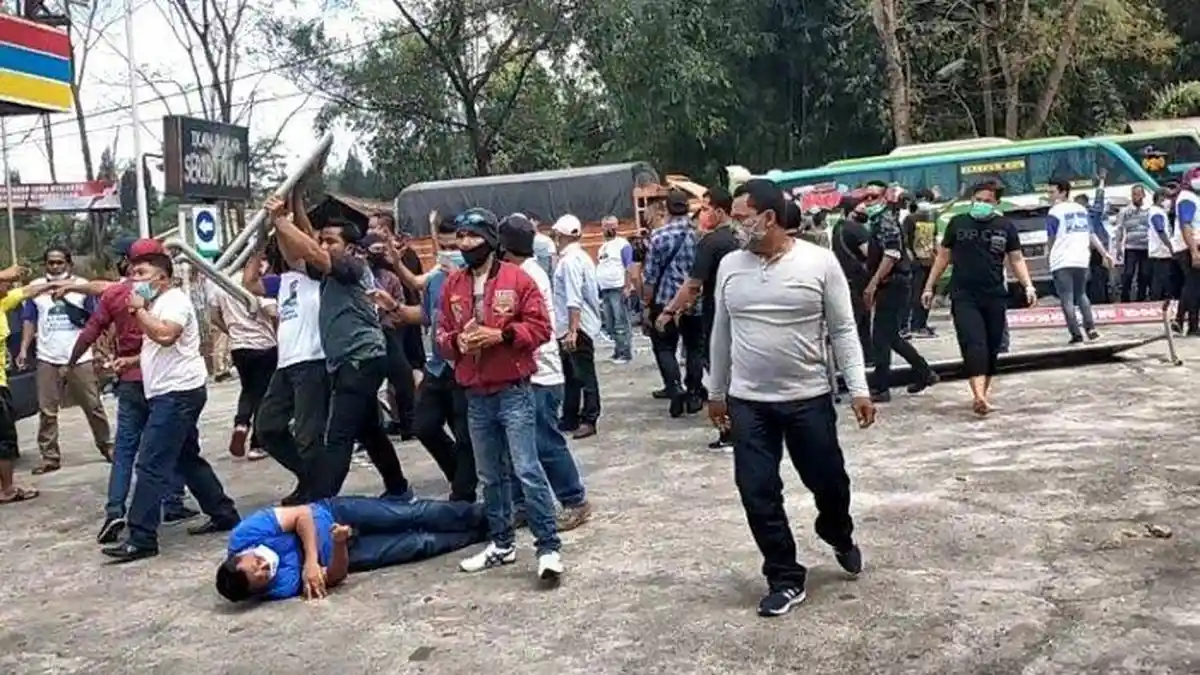 Terpecah 2 Kubu, KLB Demokrat Berujung Saling Serang dan Ricuh: Kader Kena Pukulan Besi dan Kayu