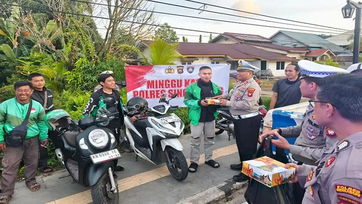 Polres Singkawang Tebar Kepedulian Lewat Minggu Kasih, Bagikan Nasi Kotak untuk Warga & Driver Ojol