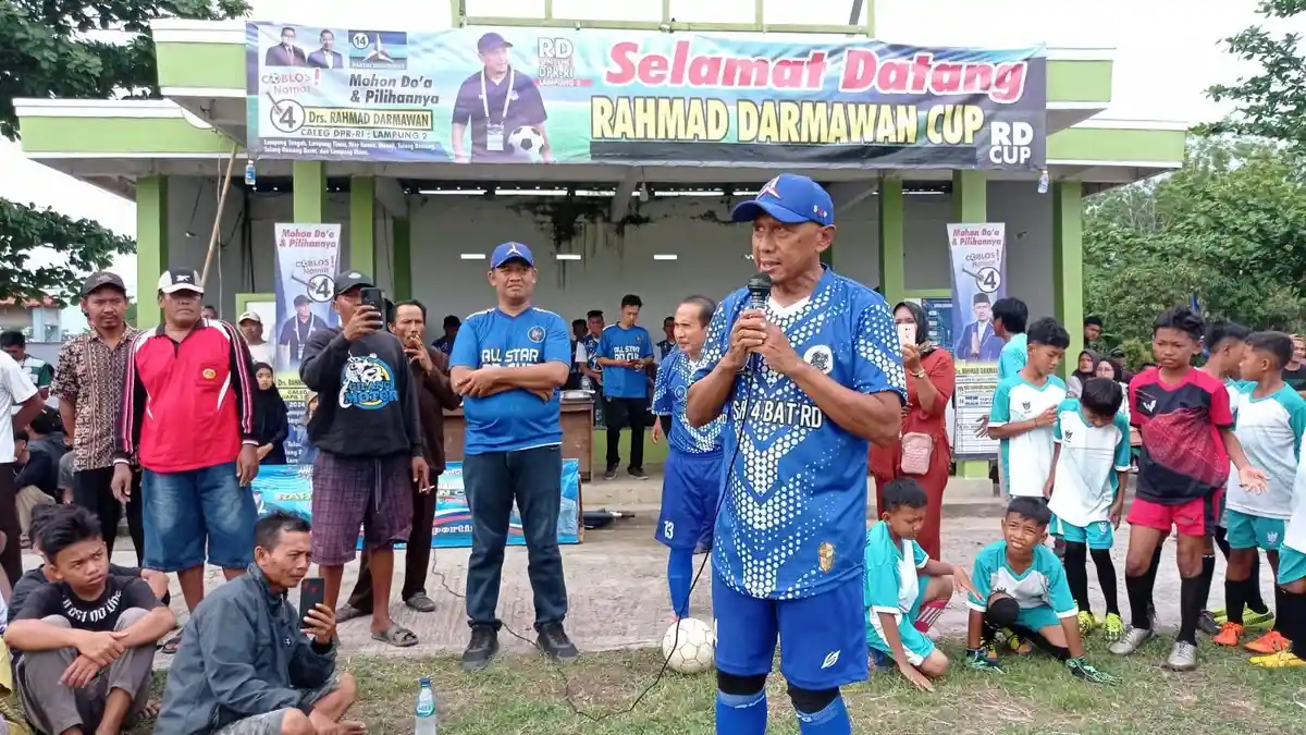Coach Rahmad Darmawan Sambangi Mesuji, Main Bola hingga Minta Dukungan Maju Caleg DPR RI