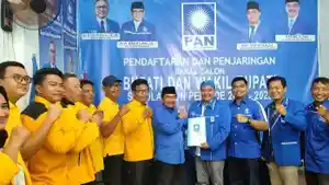 202457-Tontawi-Jauhari-Kembalikan-Formulir-Cakada-ke-DPD-PAN.jpg