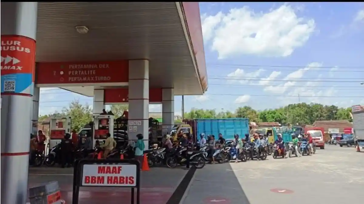 Antrean Kendaraan Mengular di SPBU Ngawen Blora, Pengelola Berdalih Ada Pengisian BBM