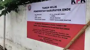 SEGEL-KPK-melakukan-penyegelan-terhadap-Alfamart-di-Jalan-Mahoni.jpg