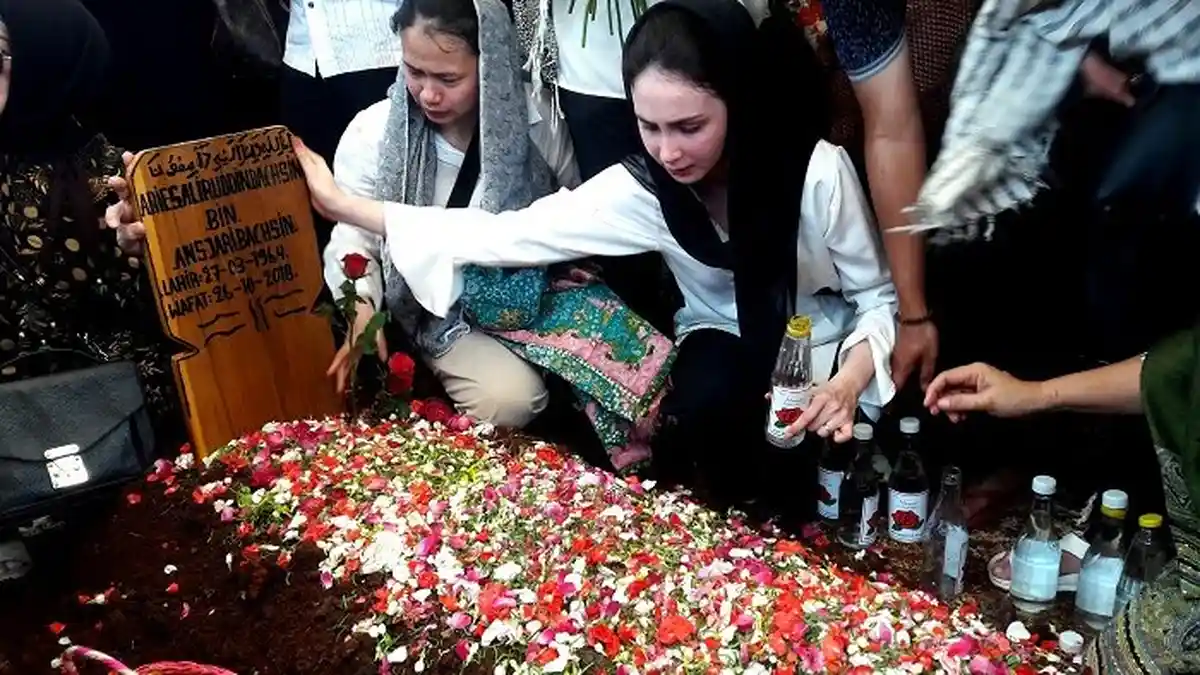 Harunya Suasana Pemakaman Ayah Arumi Bachsin