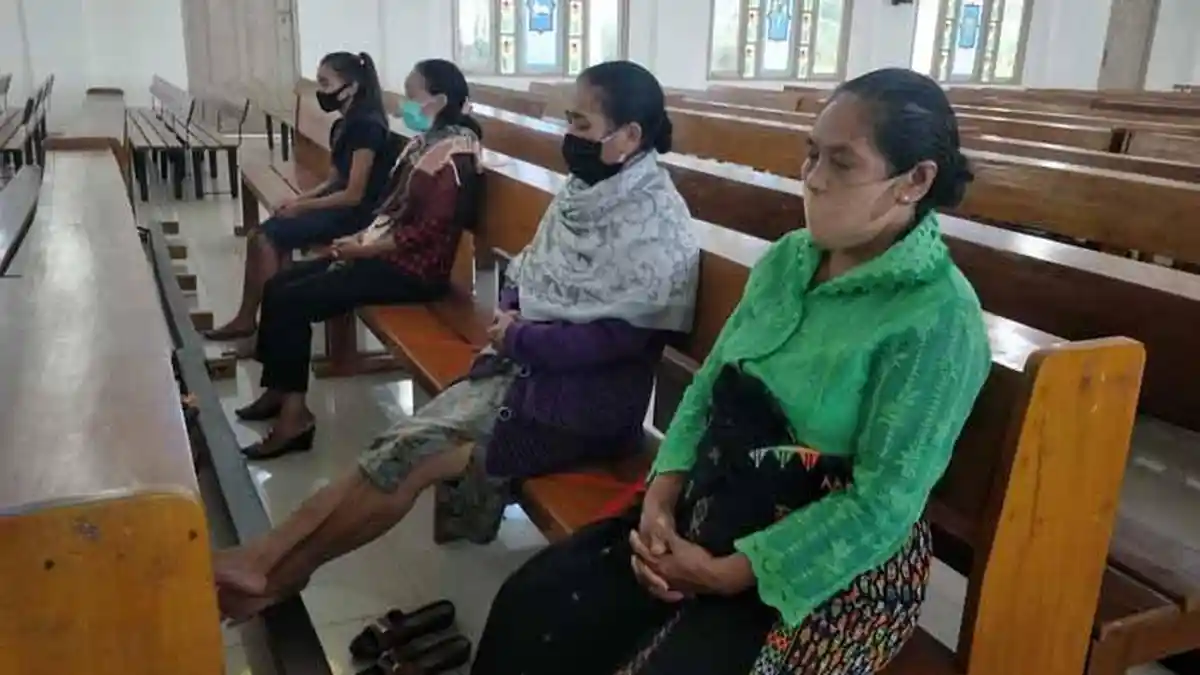 Paul Bero Bahagia Gereja Kembali Buka Ratusan Umat Katolik Cewonikit Ruteng Mulai Misa